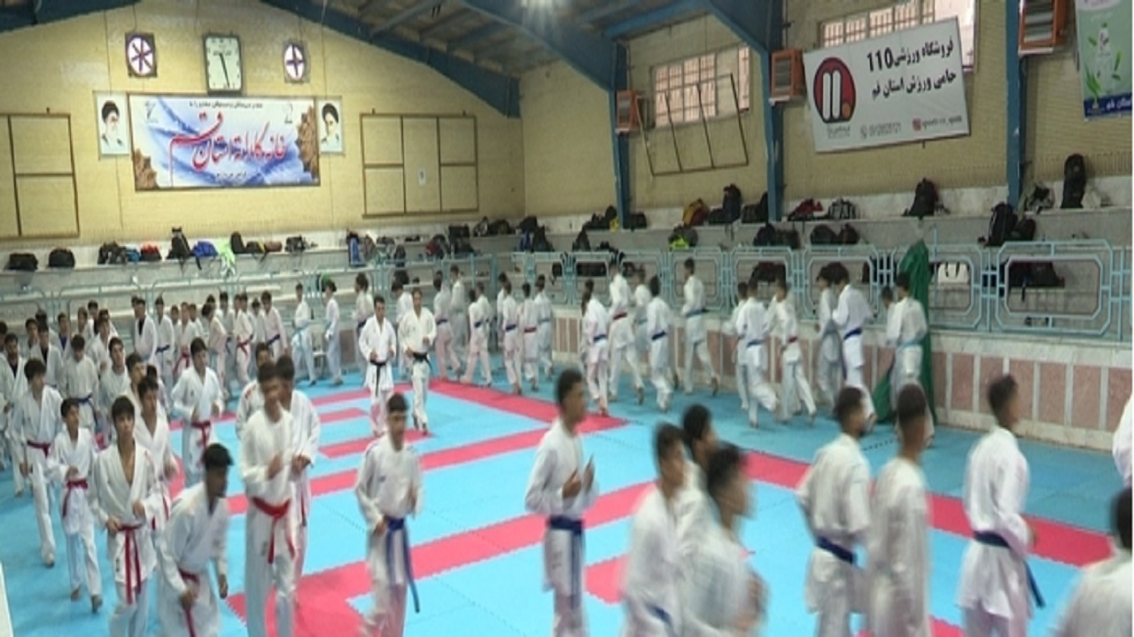 تصویر کاراته‌کاها در حال تمرین