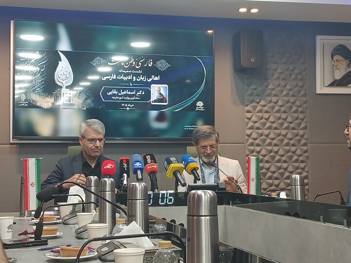 زبان فارسی خط مقدم هویت فرهنگی ماست